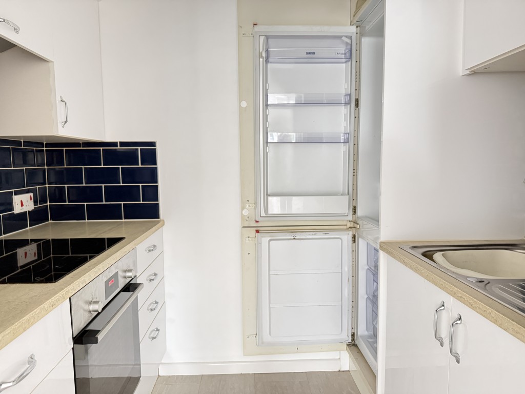 Lot: 96 - GROUND FLOOR ONE-BEDROOM RETIREMENT FLAT - Fitted kitchen with built-in appliances